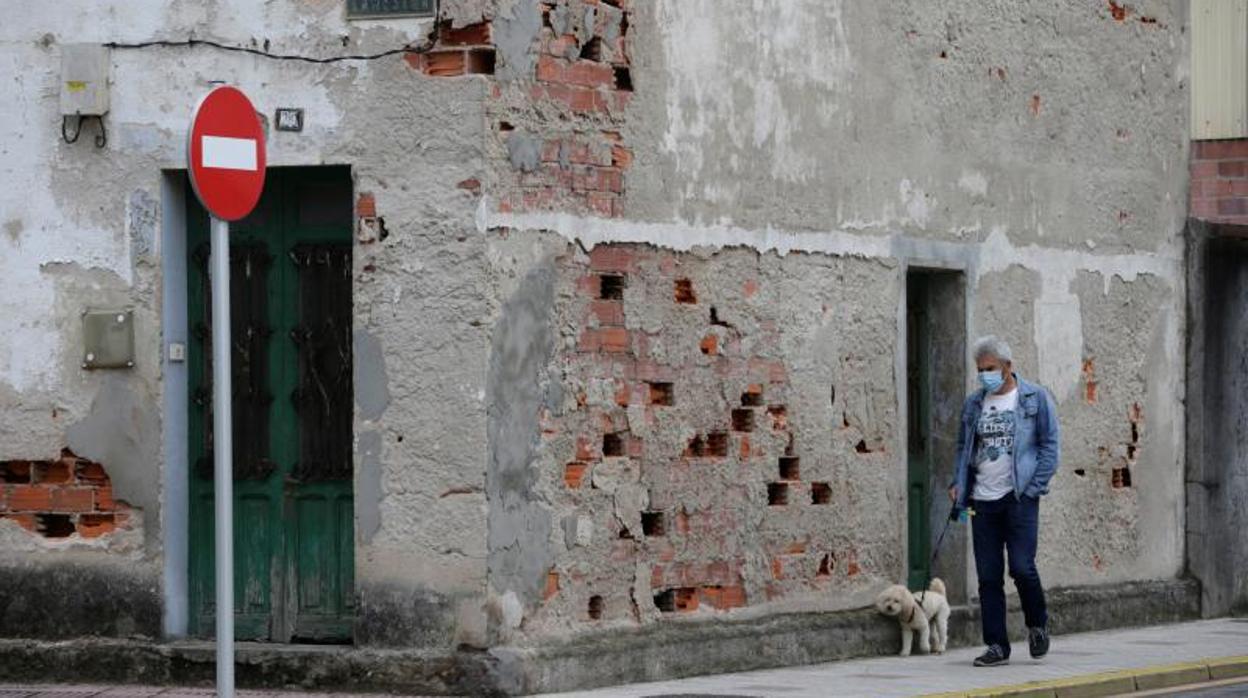 Un hombre pasea a su perro en una localidad gallega, en una imagen de archivo