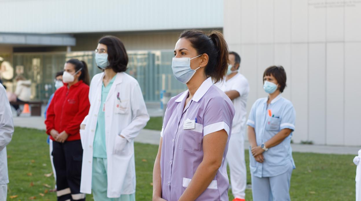 Sociosanitarios en el Complejo Hospitalario cuando se anunció que el Gobierno les concedía la Medalla de Oro