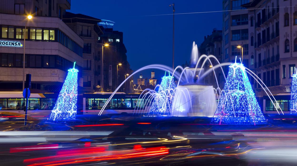 Vista de una de las fuentes de Pamplona iluminada para estas fechas de los puentes festivos antes de Navidad