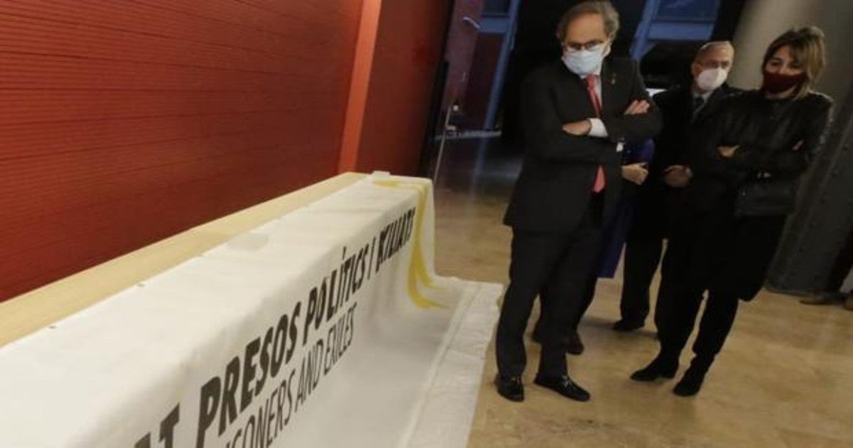 Quim Torra, su mujer y la pancarta que provocó su inhabilitación