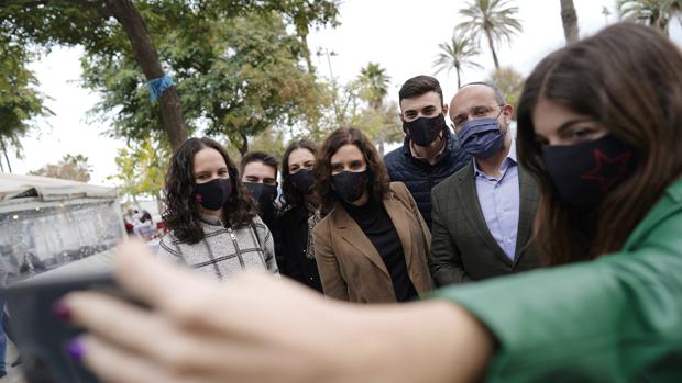 Ayuso, contra los críticos con el hospital de pandemias: «TV3 cuesta cada año como tres "zendales"»