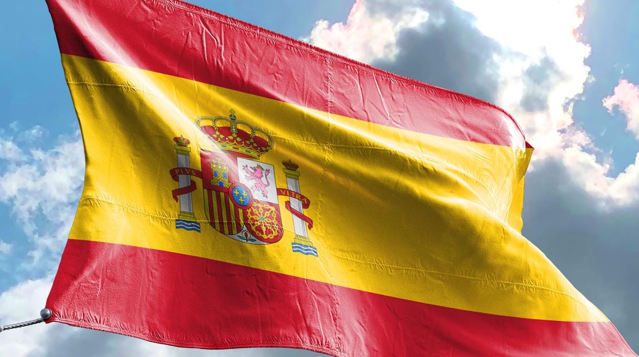 Bandera española ondeando