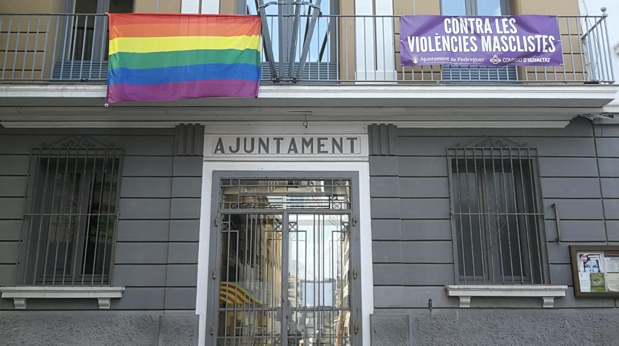 magen difundida por la CUP de Pedreguer en sus redes sociales de la fachada del Ayuntamiento con la bandera LGTBI y una pancarta contra la violencia machista