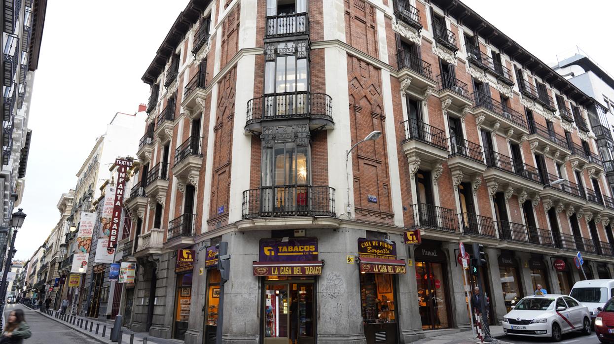 Uno de los edificios vendidos por la Fundación Fusara, en la calle del Barquillo, 22