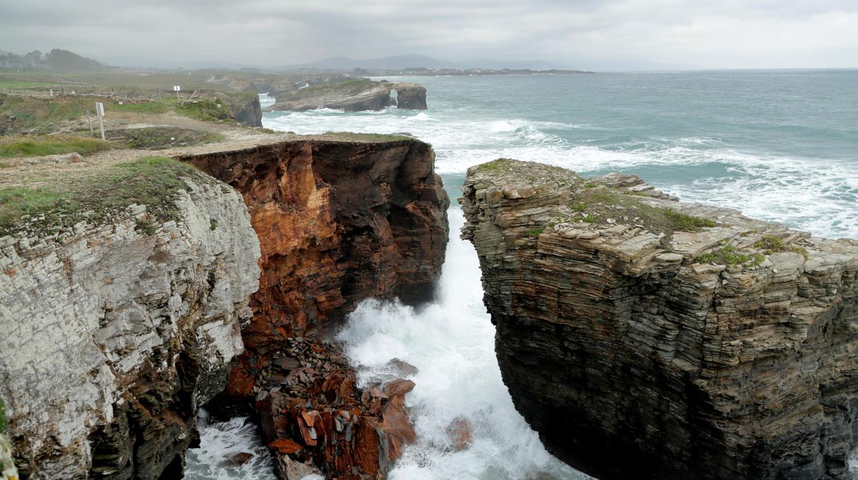 Despredimiento de piedras en la playa lucense de As Catedrais