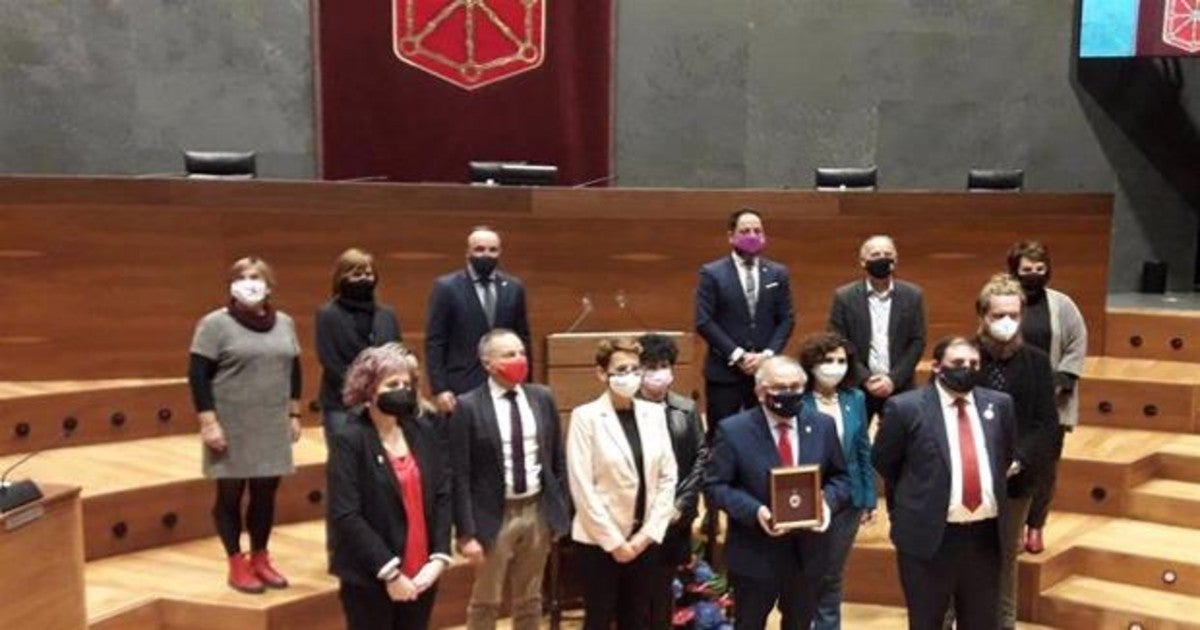 Luis Sabalza con la Medalla del Parlamento entregada a Osasuna. E.P