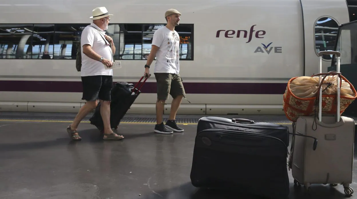 Varios viajeros en la estación de Atocha