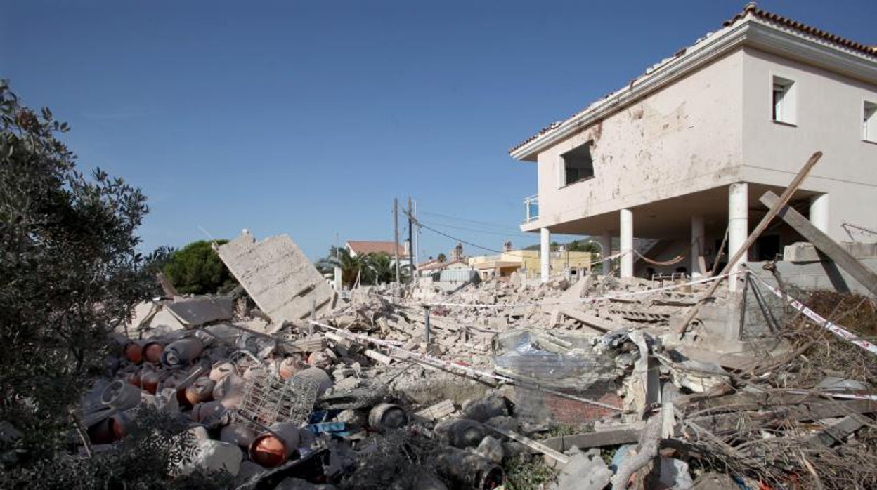 Escombros del chalé de Alcanar (con abundantes bombonas de butano) tras la explosión