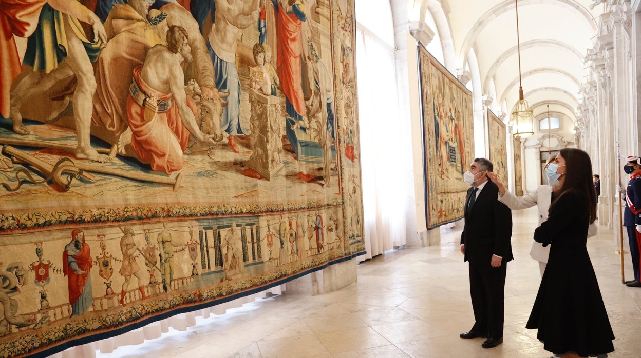 Doña Letizia contempla uno de los tapices de Rafael en la galería del Palacio Real