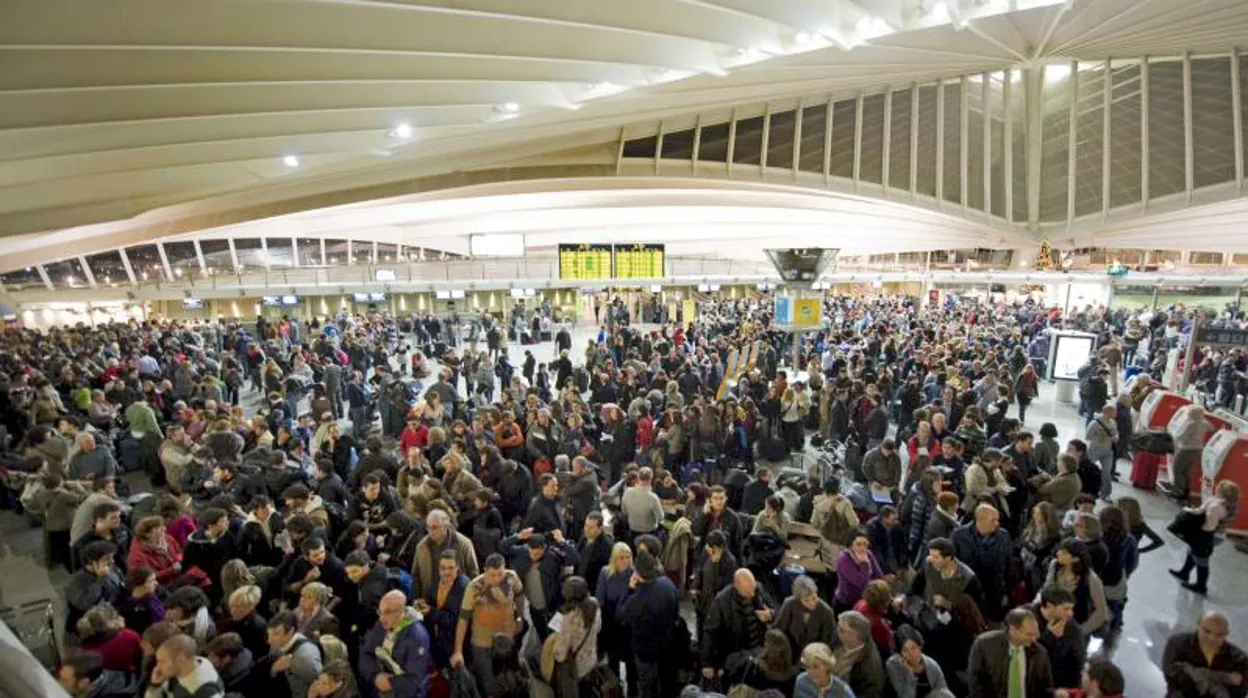 Pasajeros bloqueados en el aeropuerto de Loiu (Bilbao) la noche del 3 de diciembre de 2010