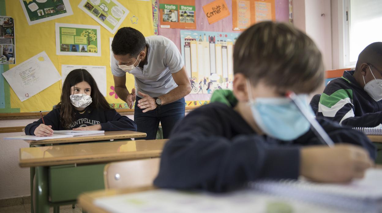 Un docente dando clase en un centro escolar de Madrid