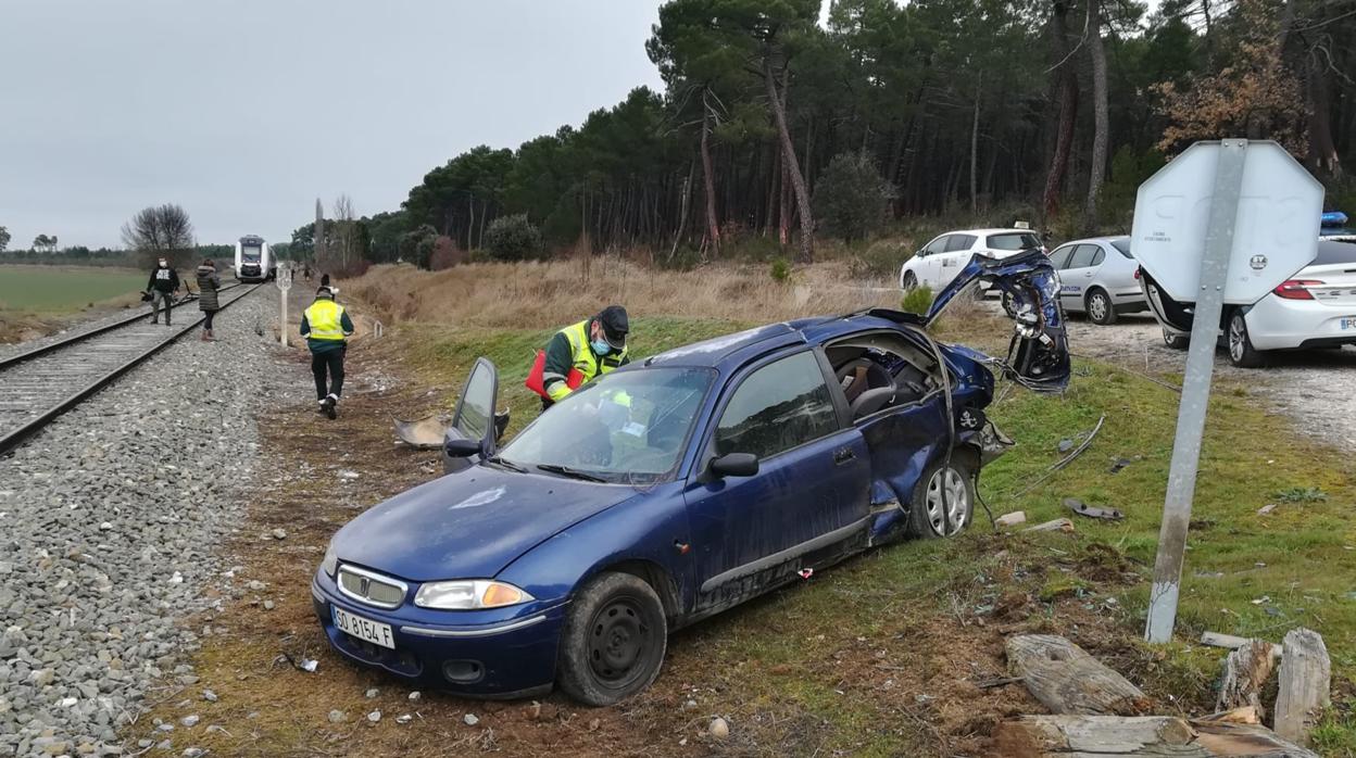 El vehículo siniestrado en el choque con el tren