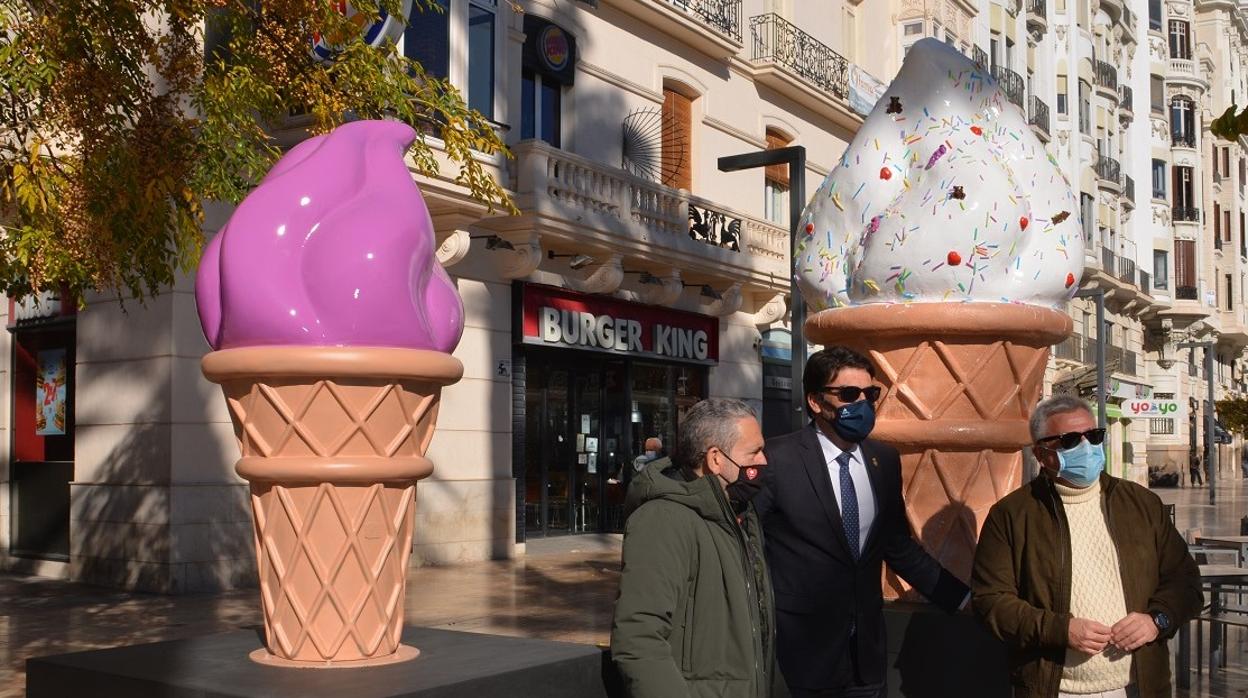 El alcalde de Alicante, el concejal de Cultura y el artista «dEMO», junto a dos de las esculturas temáticas