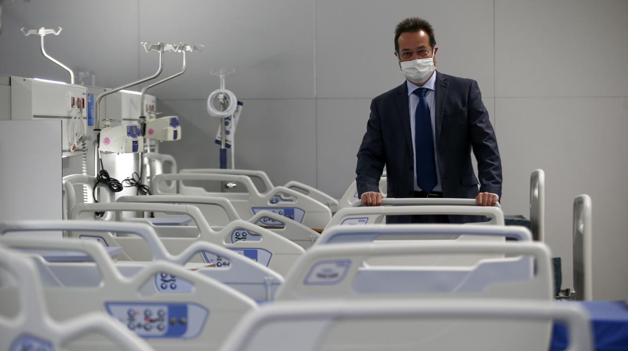 Fernando Prados, en una de las salas del nuevo Hospital de Emergencias Isabel Zendal