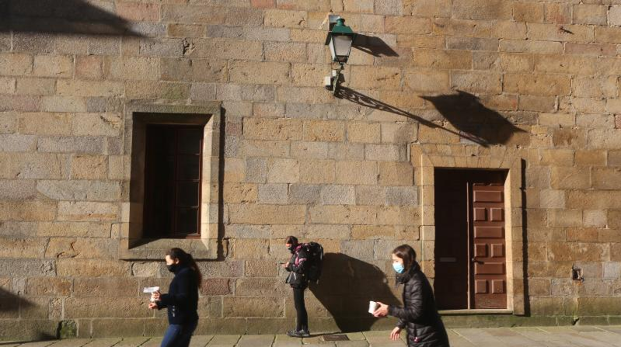 Ambiente en la zona vieja de Santiago, con una peregrina