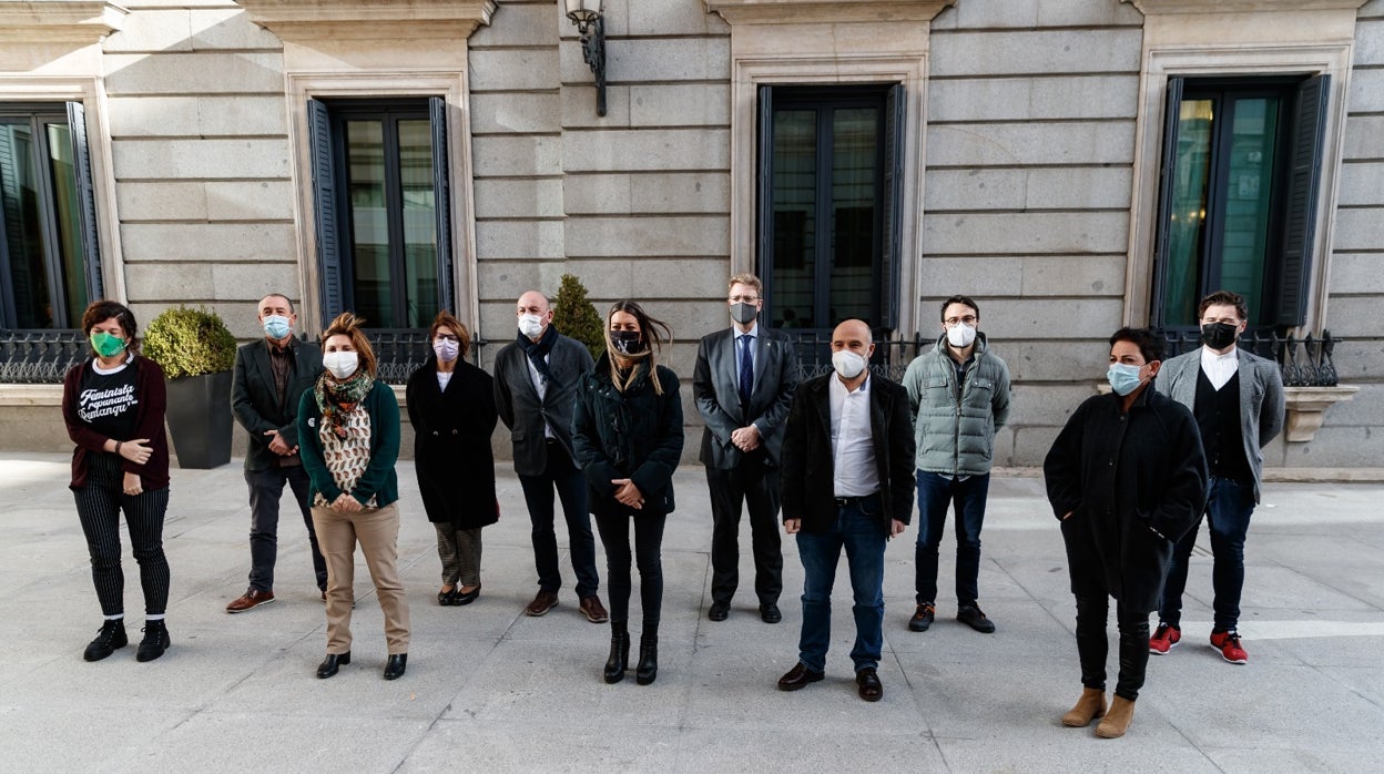 Diputados de los partidos firmantes, en el patio del Congreso