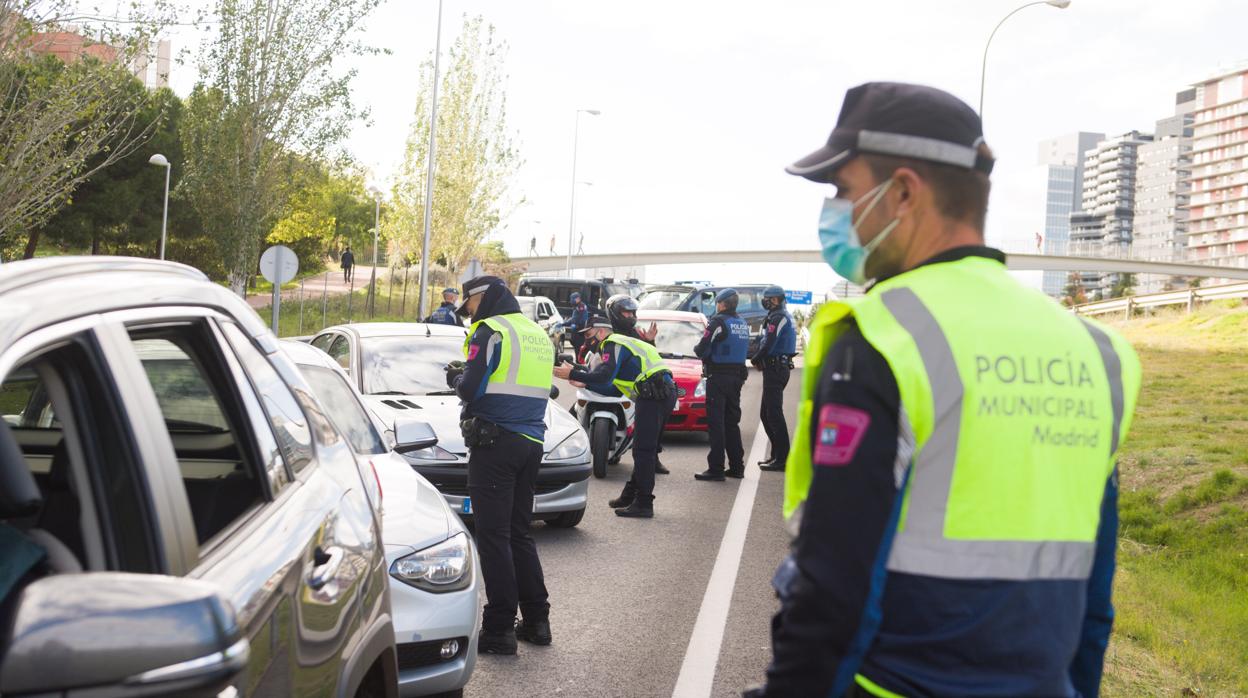 Control de la Policía Municipal para vigilar las restricciones de movilidad durante el estado de alarma