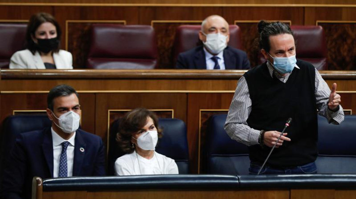 El presidente del Gobierno, Pedro Sánchez, junto los vicepresidentes Calvo e Iglesias, en una imagen de archivo en el Congreso