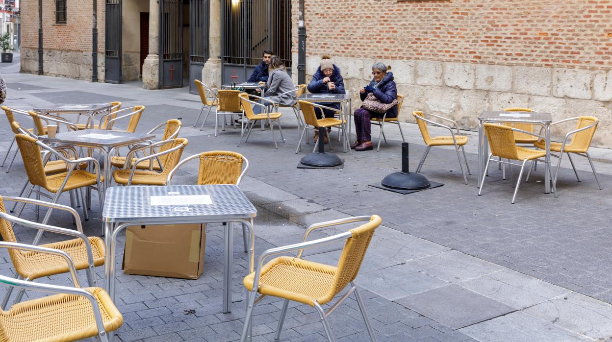 Varias personas sentadas en una terraza en Valladolid