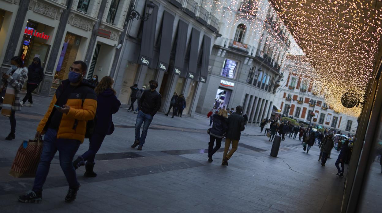 Viandantes, este jueves, durante las compras navideñas en el centro de la capital