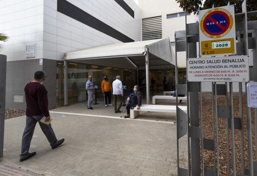 Imagen de pacientes esperando a las puertas de un centro de salud de Alicante