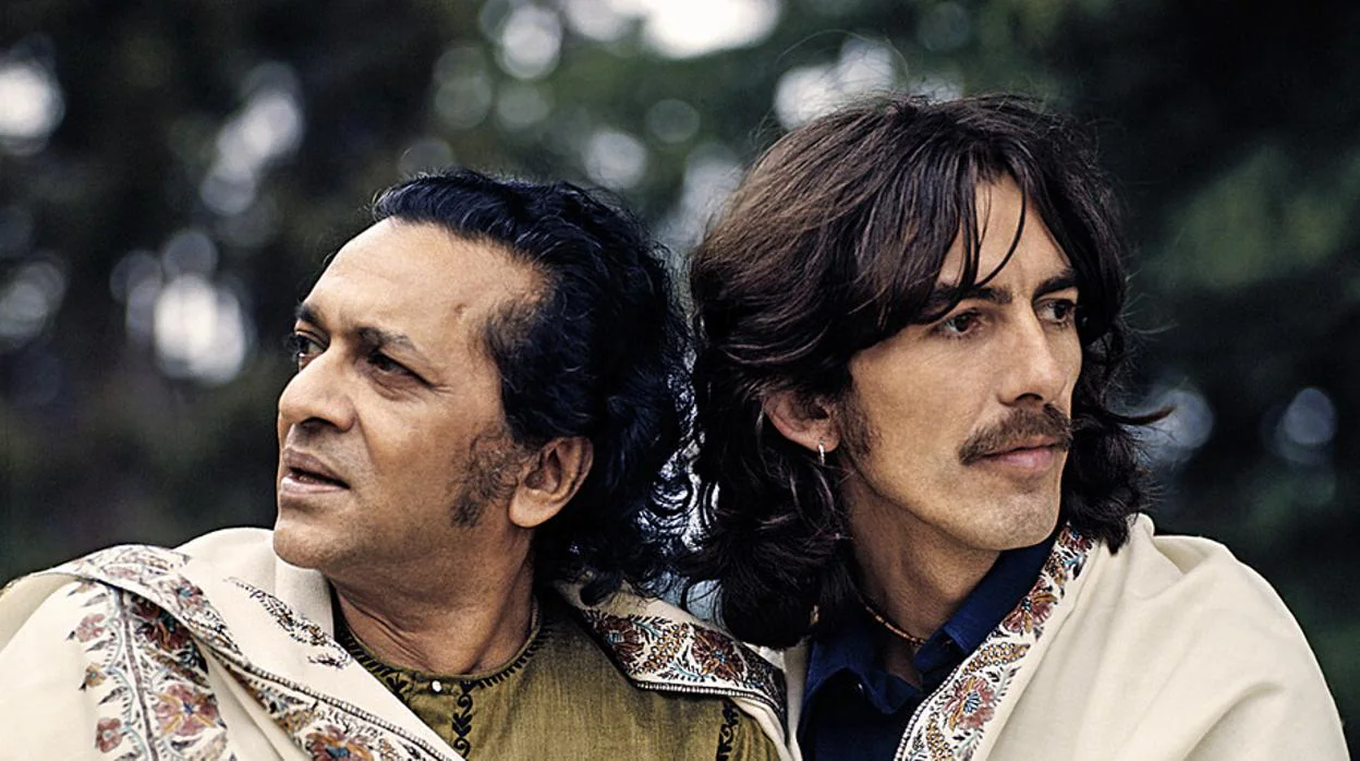 George Harrison (a la derecha) y Ravi Shankar