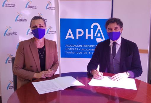 Victoria Puche y Francesc Colomer, en la firma del convencio APHA-Generalitat