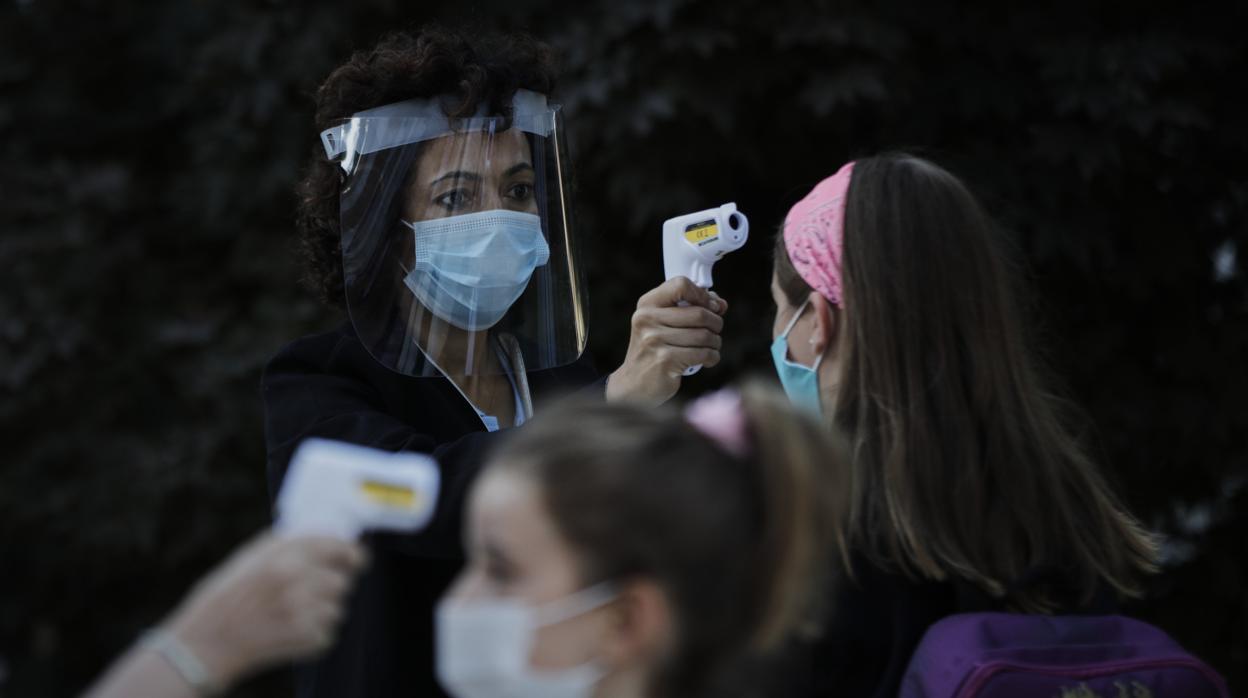 Toma de temperatura a alumnas al inicio de las clases, en un colegio madrileño