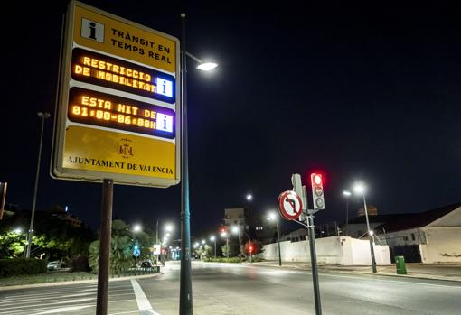 Imagen de un panel que anuncia el horario del toque de queda en Valencia