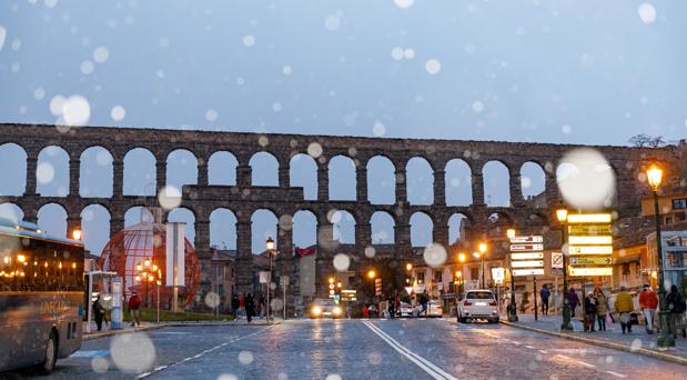 Las primeras nevadas cortan carreteras y ponen en alerta a zonas de Burgos, Soria y León