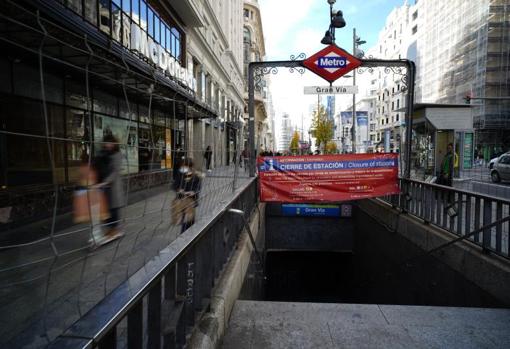 Boca de Metro de Gran Vía, cerrada por obras