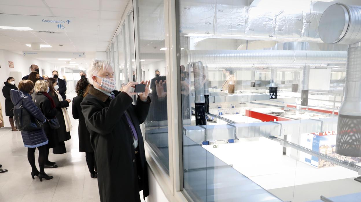 Uno de los delegados visitantes toma una fotografía durante su recorrido por el Hospital de Pandemias