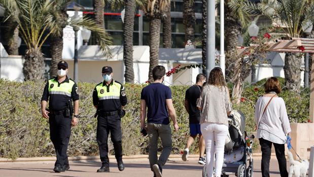 Medidas Navidad en Alicante: la Policía disuelve dos botellones y cuatro fiestas en viviendas en una noche