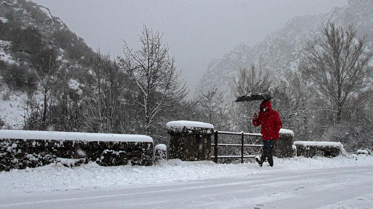 La nieve complica el tráfico en varias provincias de Castilla y León