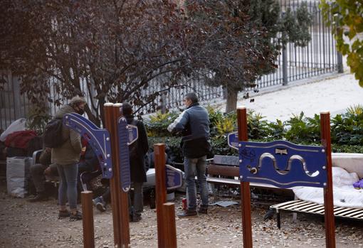 Varios «sin techo», junto a sus pertenencias, en el enclave de Malasaña