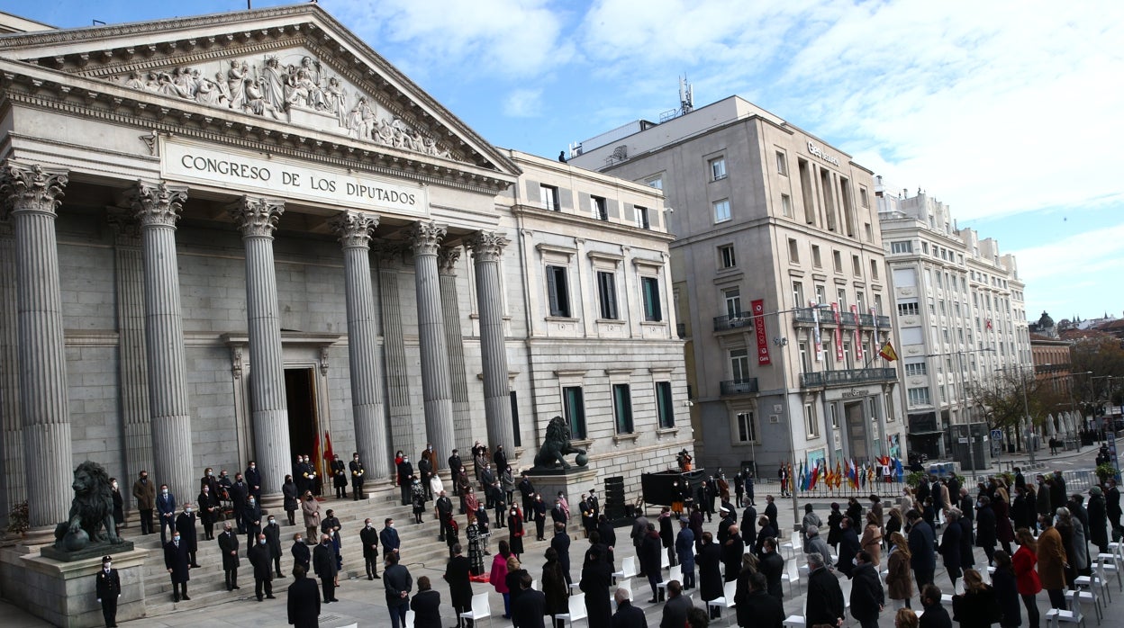 El homenaje a la Carta Magna se celebró ayer en el exterior por el Covid-19