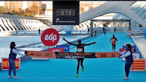 Kandie destroza el récord mundial del Medio Maratón de Valencia y Dibaba gana en su debut en la distancia