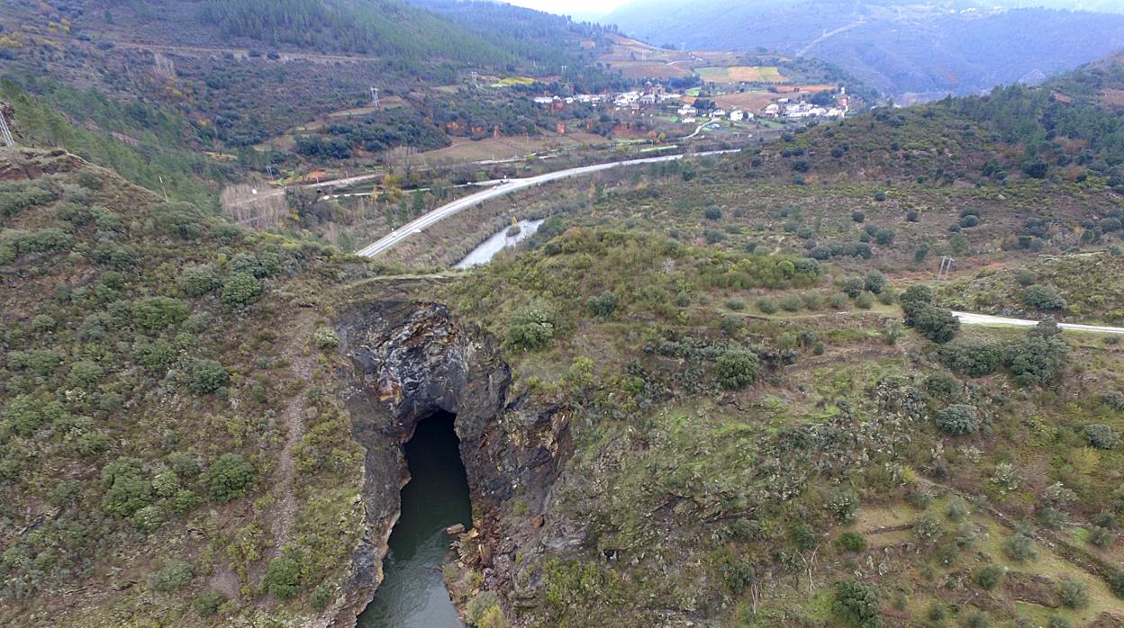 Vista del túnel de Montefurado, ubicado en Quiroga (Lugo), y el terreno circundante