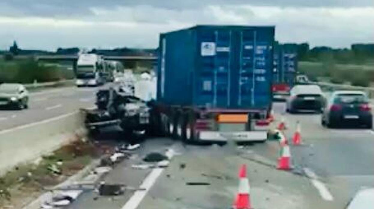 Imagen del accidente entre los dos camiones en la A-7, en la localidad de Bétera (Valencia)