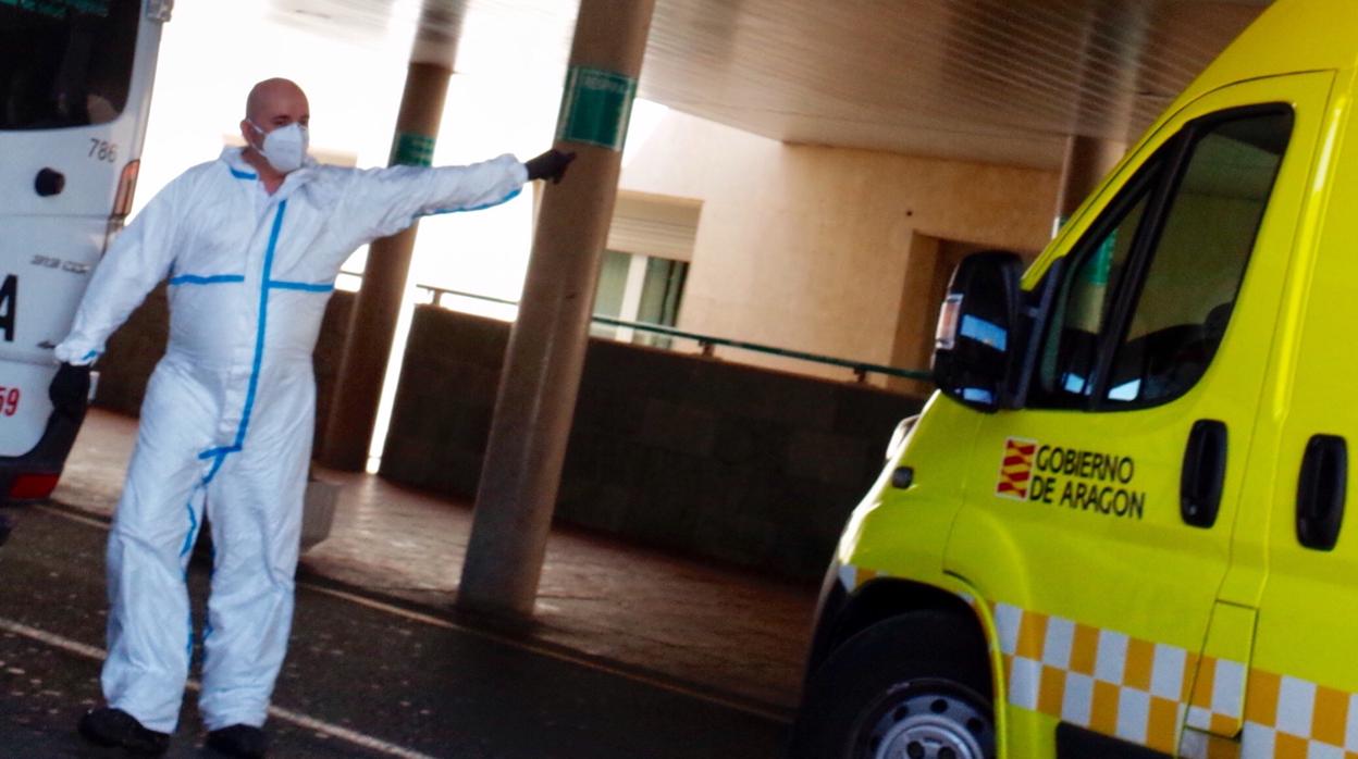 Un sanitario protegido frente al Covid da indicaciones a una ambulancia en la zona de ingresos del hospital Miguel Servet de Zaragoza