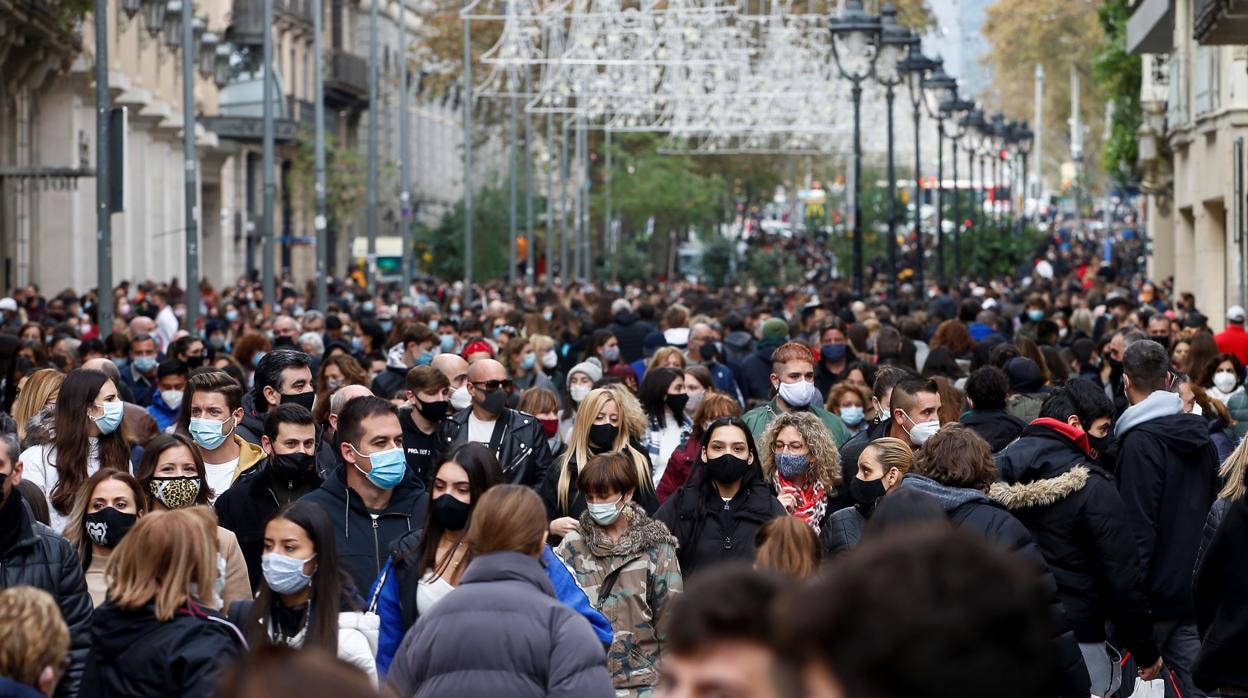 Una multitud de clientes en el Portal del Ángel de Barcelona