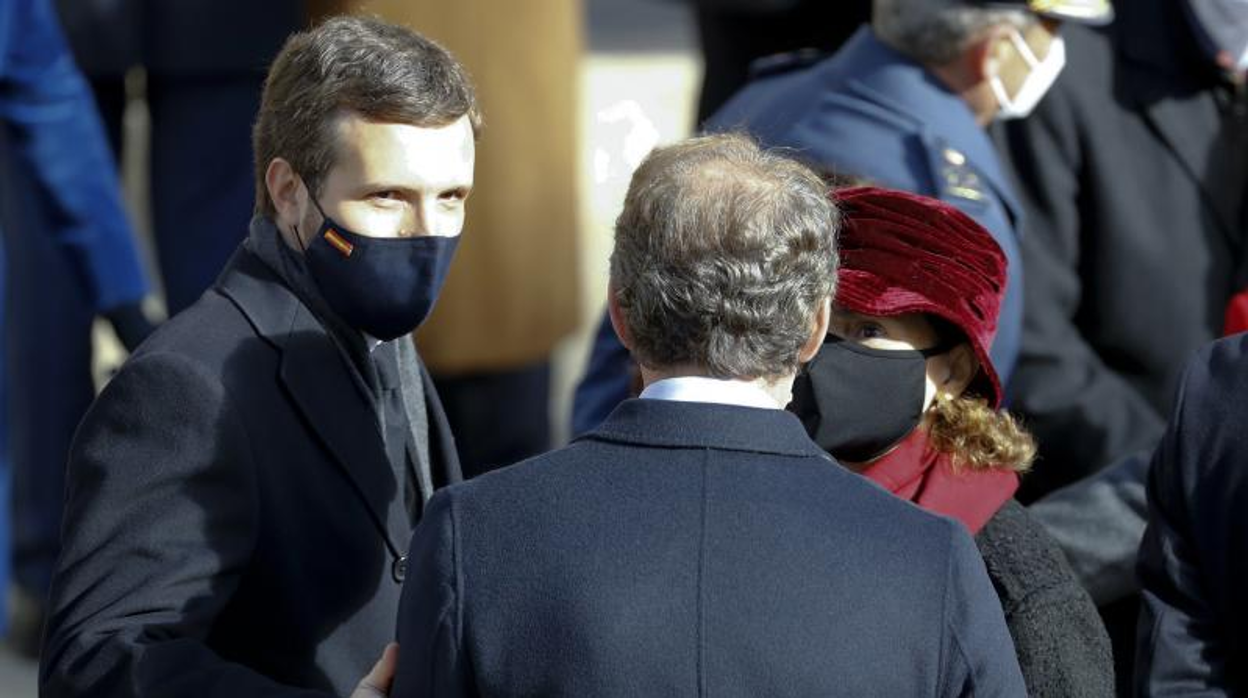 Carmen Calvo y Alberto Núñez Feijóo, junto a Pablo Casado, este domingo en Madrid