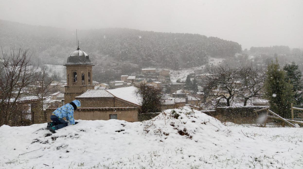 Nieve en el municipio de Pradoluengo, en la provincia de Burgos