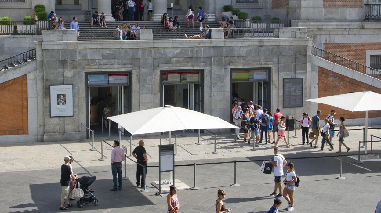 Varios turistas hacen cola a las puertas del Museo del Prado