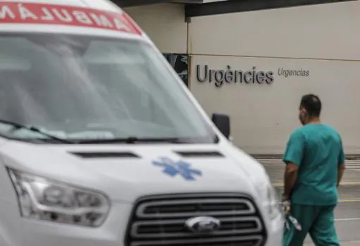 Imagen de archivo de un sanitario a las puertas de Urgencias del Hospital La Fe de Valencia