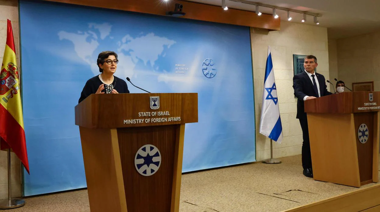 La ministra de Exteriores, Arancha González-Laya, junto a su homólogo israelí, Gabi Ashkenazi