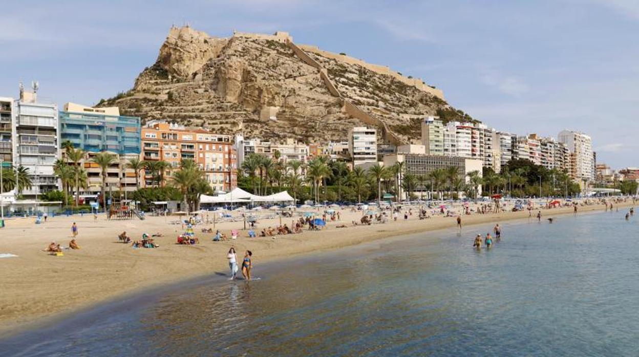 Aspecto de la playa del Postiguet de Alicante el pasado 21 de septiembre, a pesar de la pandemia