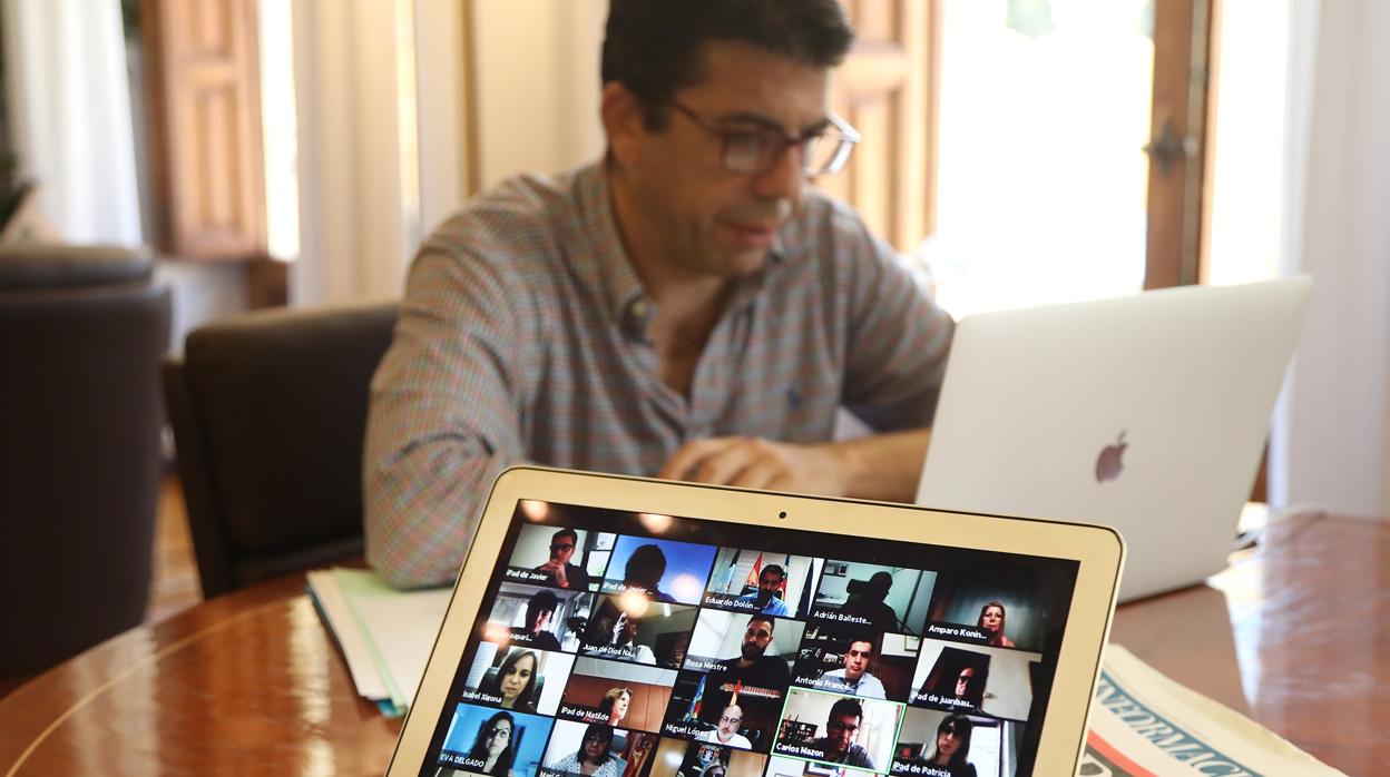 El presidente de la Diputación de Alicante, Carlos Mazón, durante un pleno telemático con el resto de diputados de la Corporación provincial