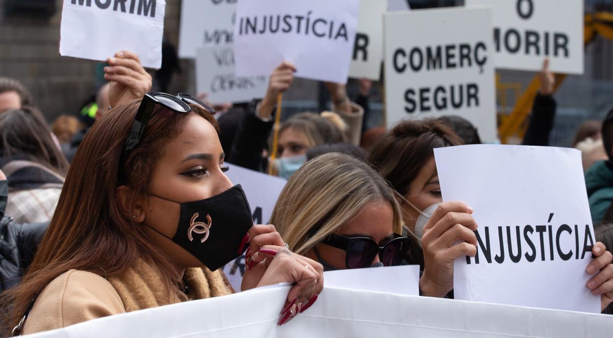 Decenas de propietarios y trabajadores de tiendas ubicadas en los centros comerciales de Cataluña en una manifestación esta semana en Barcelona