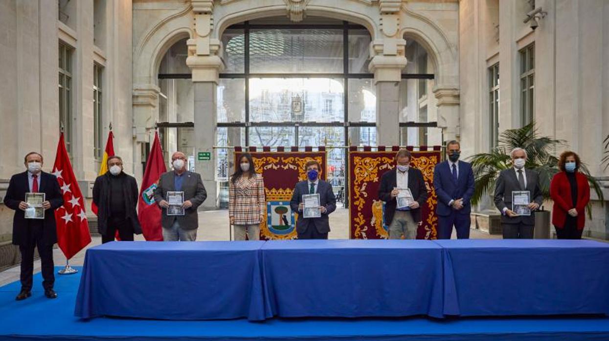 El alcalde, José Luis Martínez-Almeida, junto a la vicealcaldesa, Begoña Villacís, y los representantes de la oposición, Ceim, UGT y CC.OO.